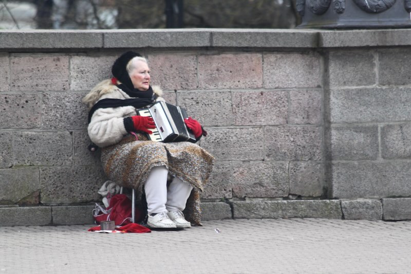 Vanhempi nainen katumuusikko Riiassa