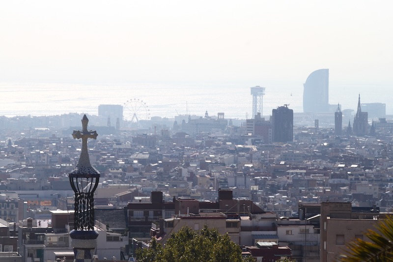 Huikea näkymä Park Güellista yli Barcelonan 
