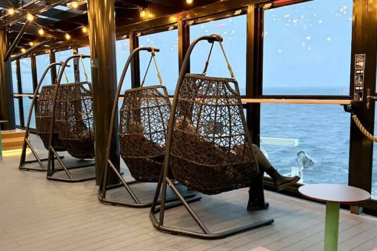 Tallink MyStar -laiva ja terassin riipputuolit