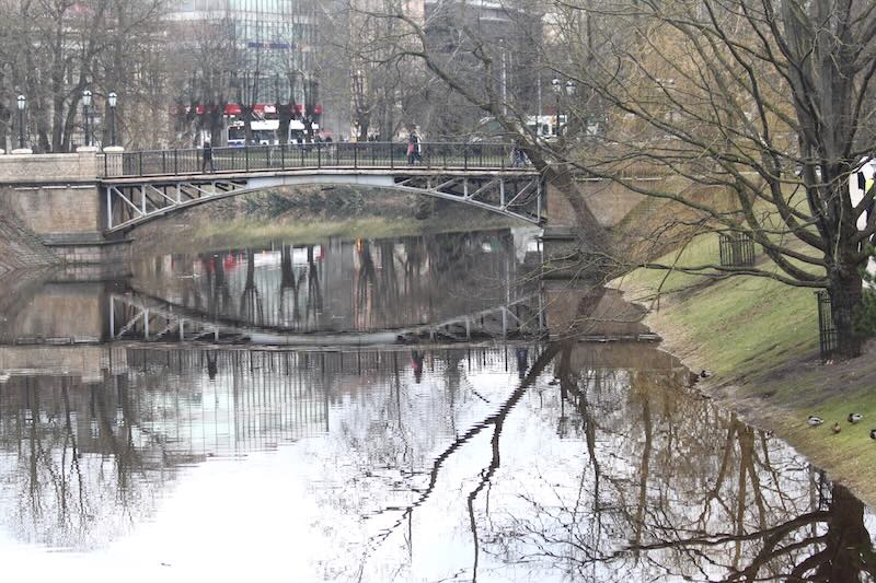 Talvi ja joki Riian keskustan puistossa