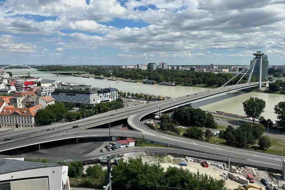 UFO-torni ja näköalatasanne sekä Tonavan ranta ja Sad Janka Kráľa -puisto