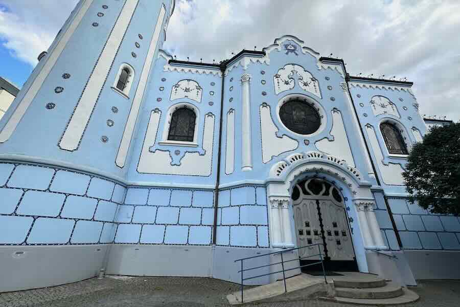 Sininen kirkko Bratislavassa