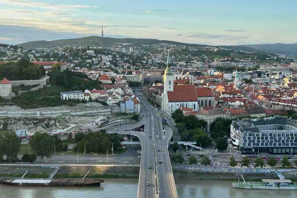 Bratislavan kaupunkinäkymä UFO-tornista käsin
