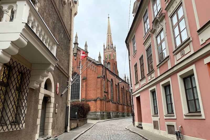 Katunäkymä ja kirkko Riiassa