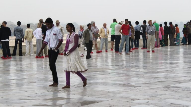 Turistit Intiassa, Agrassa