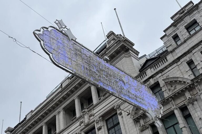 Happy Ramadan -kyltti Lontoossa