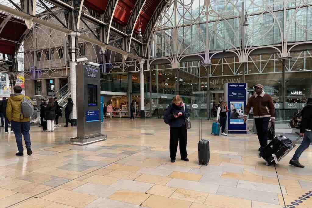 Paddingtonin juna-asemaa Lontoossa