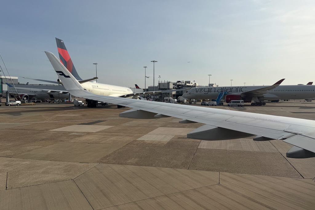 Heathrown lentokenttä Lontoossa ja Finnair-koneen siipi