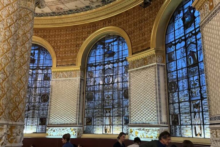 Ikkunat maailman vanhimmassa museokahvilassa Lontoossa