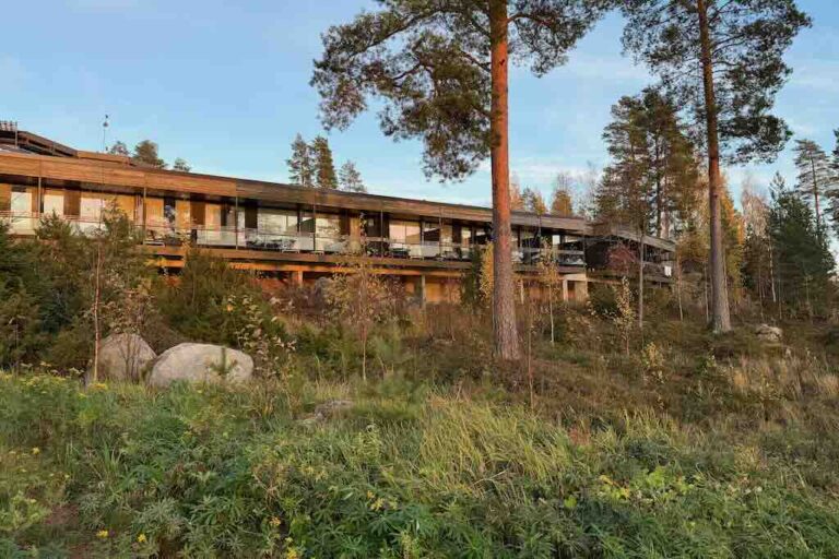 Hotelli Mesikämmen Ähtärissä ja huoneet järvelle päin