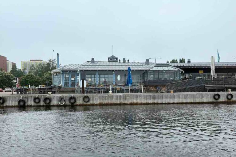 Laituri Kotkassa sateisena päivänä