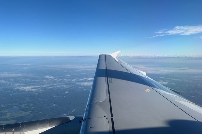 Lento Helsingistä Prahaan ja koneen siipi