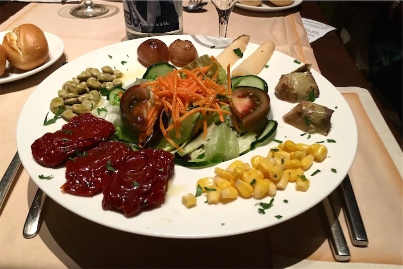 Espanjalainen salaatti flamencoteatterin ravintolassa