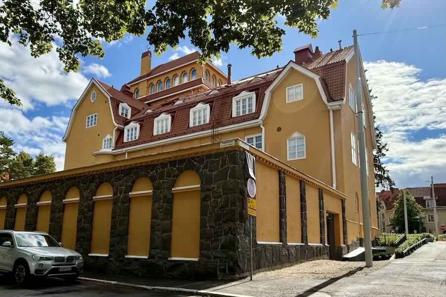 Eliel Saarisen suunnittelema rakennus Helsingin Munkkiniemessä