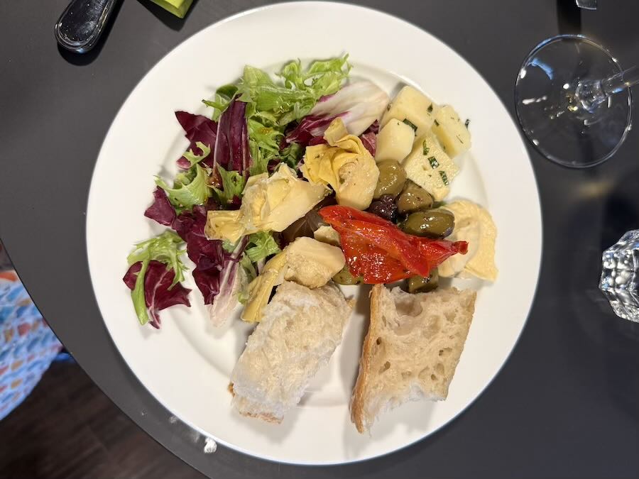 Espanjalaista buffetsalaattia