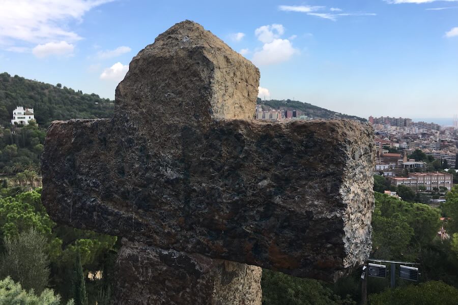 Lähikuva kolmen ristin kukkulan korkeimmasta rististä