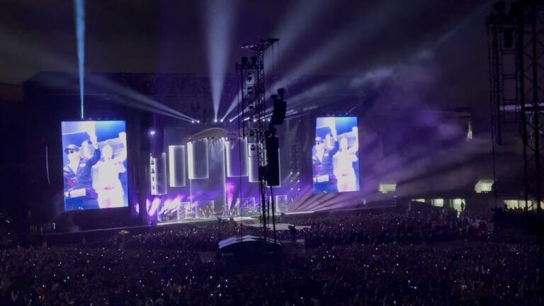 Robbie Williams esiintymässä Helsingissä 2025