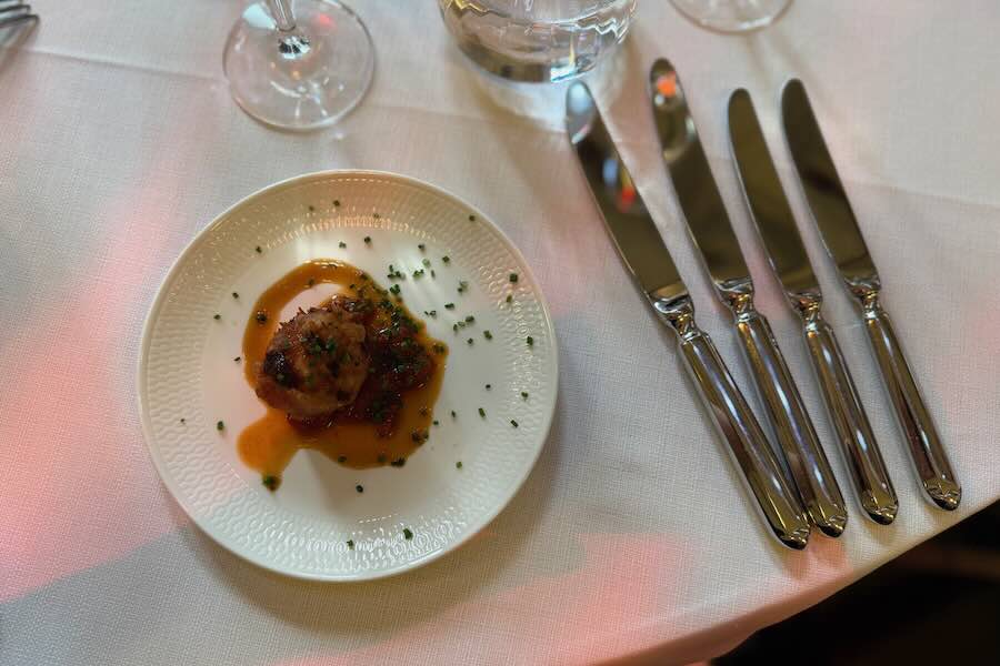 Turskafritterit paahdettujen paprikoiden ja niiden hyytelön kanssa, baskimaasta