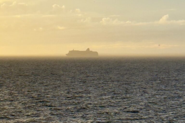 Laiva Itämerellä auringonlaskun aikaan