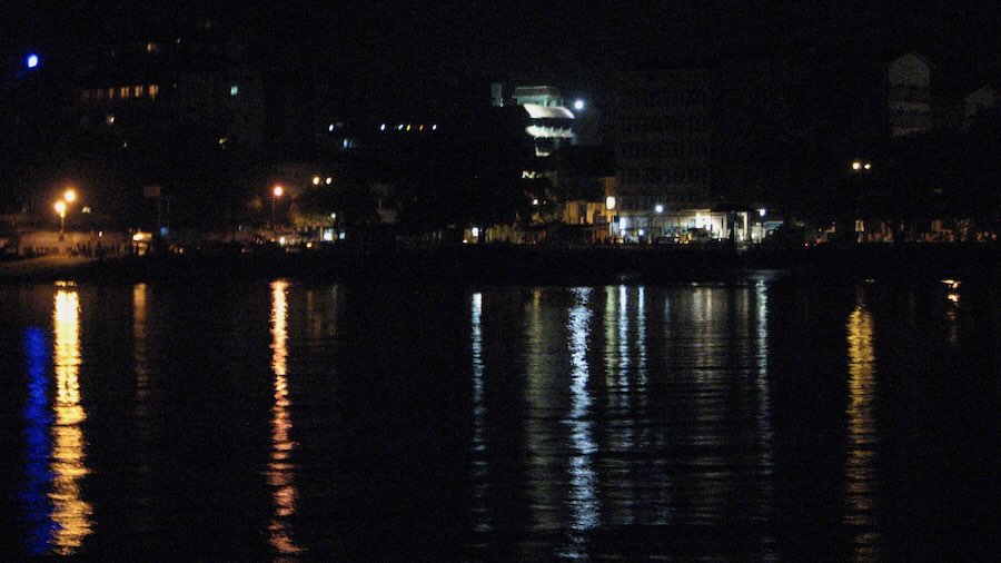 Panjimin valot heijastuvat Mandovi-joen pintaan