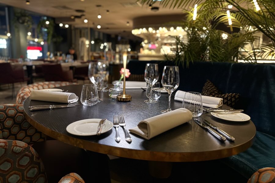 Pöytäkattaus Hansa Cafe Bar & Brasserie -ravintolassa