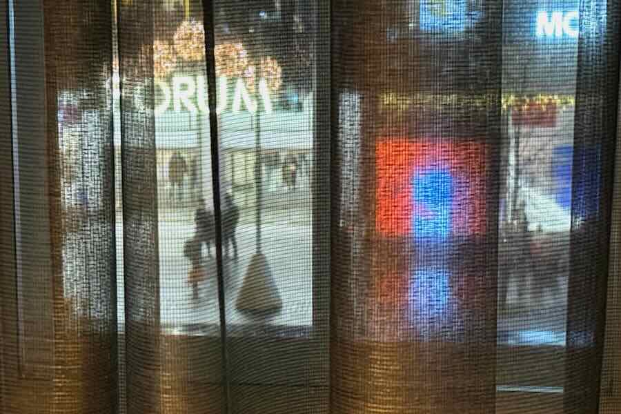 Näkymä hotellihuoneesta Mannerheimintielle ja Forumiin