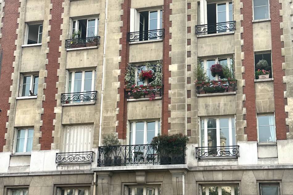 Pariisilaisia asuntoja ranskalaisilla parvekkeilla