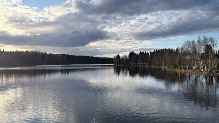 Valamon luostari järven rannalla