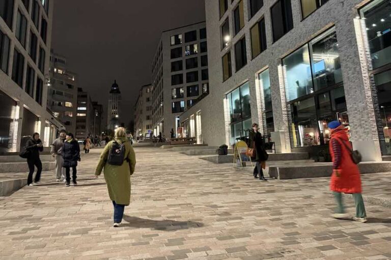 Lyyra-kortteli-Helsingissä iltapimeällä