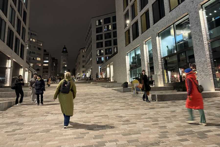 Lyyra-kortteli-Helsingissä iltapimeällä