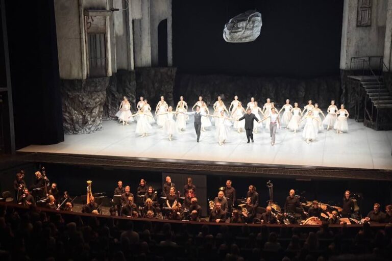 Gisellen tanssijoita lavalla Kansallisoopperassa