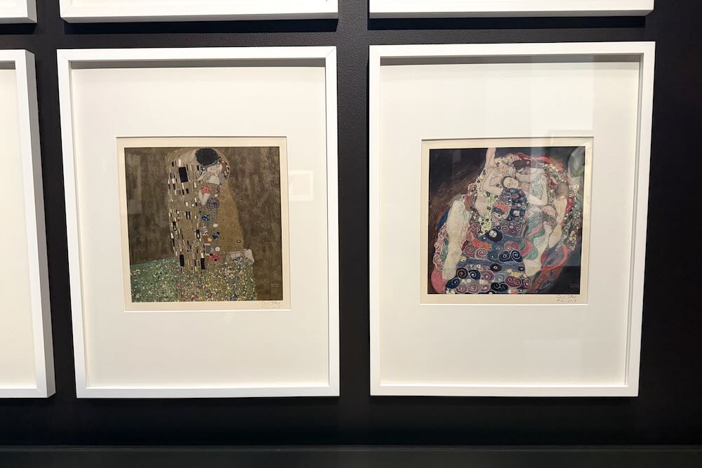 Vedoksia Klimtin portfoliosta, kuten kuuluisa The Kiss