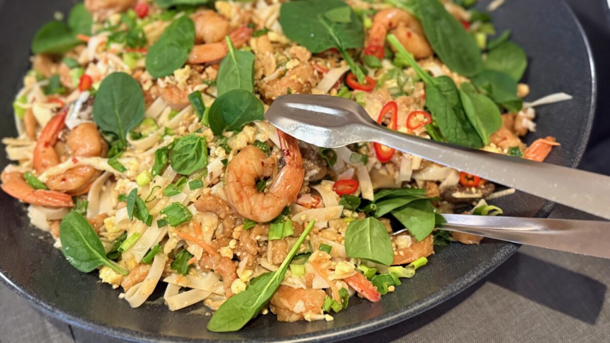 Nuudelisalaatti sienillä ja kuningaskatkaravuilla