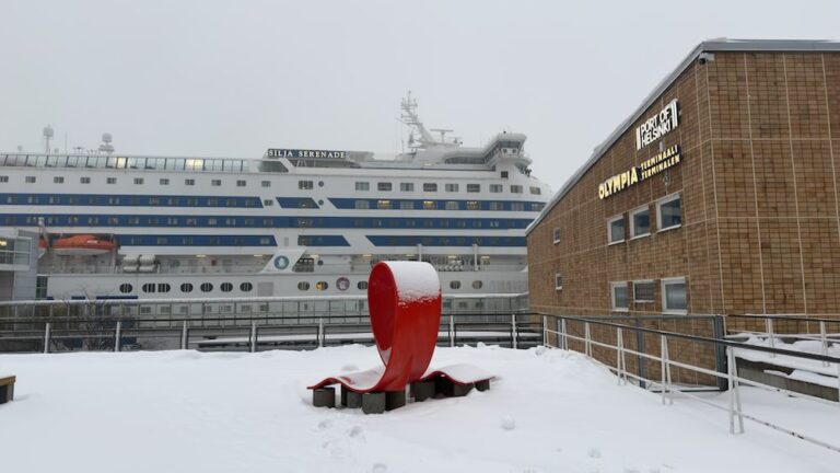 Silja Serenade seisomassa Olympiaterminaalissa talvella tammikuussa 2026