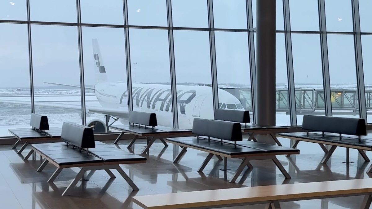 Finnairin lentokone talviaikaan Helsinki-Vantaan lentokentällä