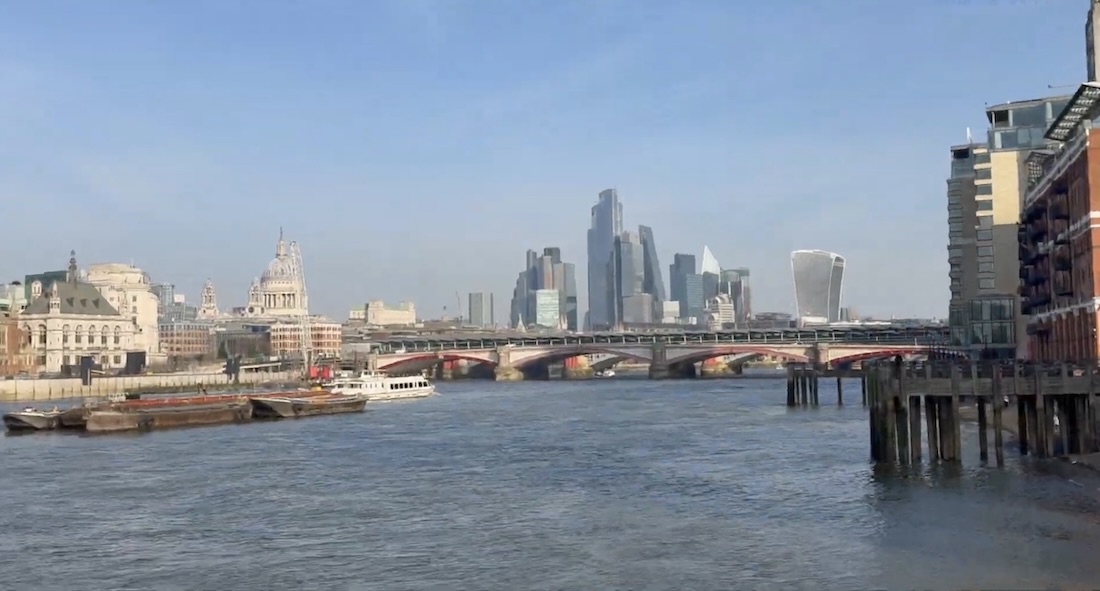 Lontoo ja Thames-joki talvella