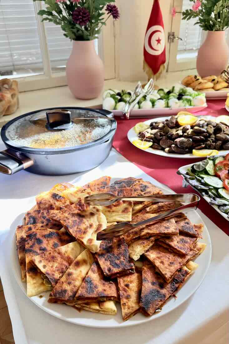 Tunisialainen ojja vasemmalla yläreunassa