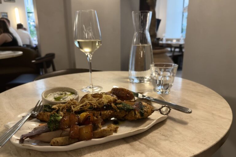 Kreikkalainen ravintola Papa Andreas Souvlaki ja viini
