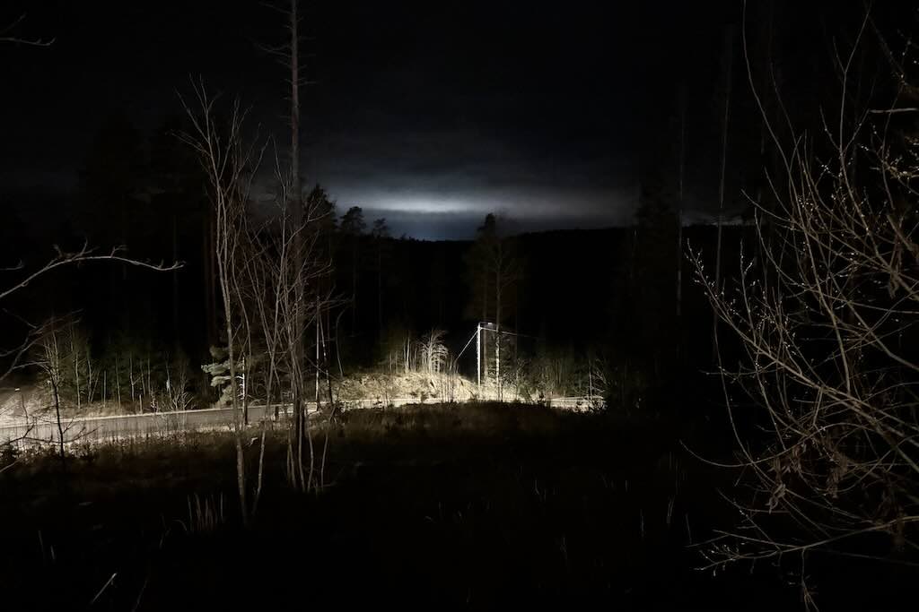 Pimeä talvi-ilta Espoon Nuuksiossa