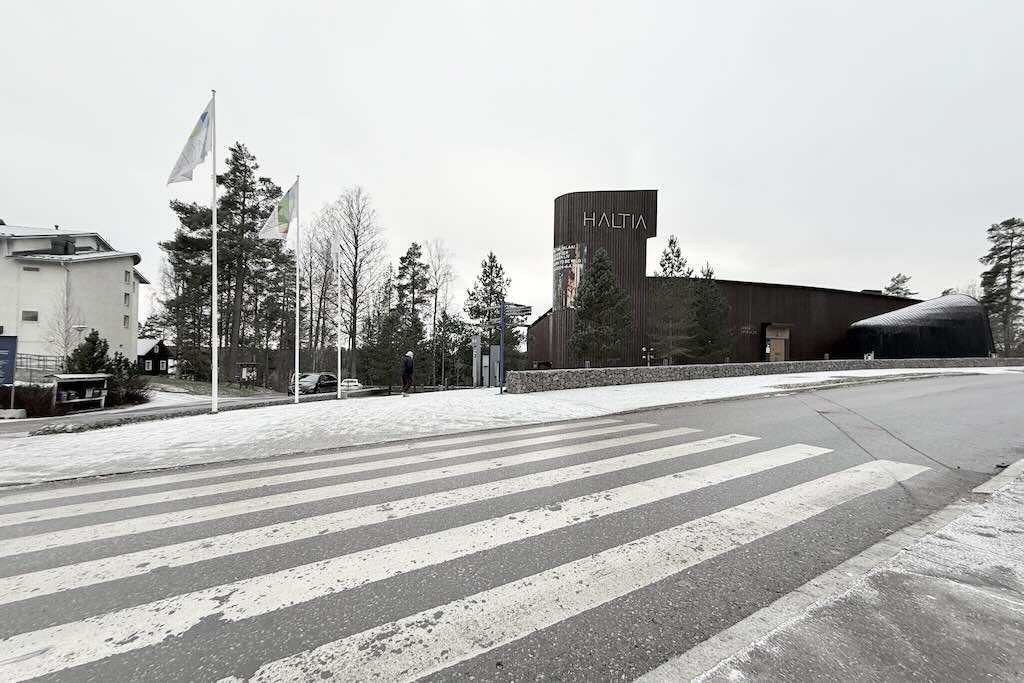 Haltia Luontokeskus julkisivu Espoon Nuuksiossa