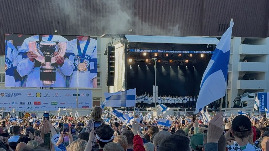 Kultamitali jääkiekon maailmanmestarin kaulassa