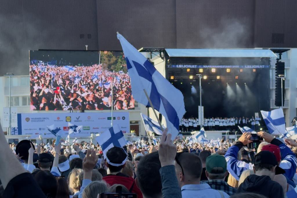 juhlakansaa olympiastadionilla ja Suomen lippu liehuu