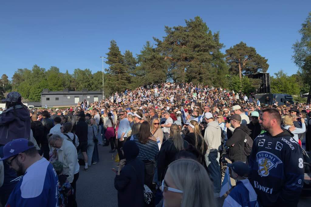 Yleisöä jääkiekon mm-kultajuhlissa 2026 olympia stadionin kupeessa Helsingissä
