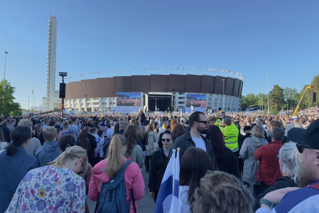 olympiastadion ja juhlayleisöä