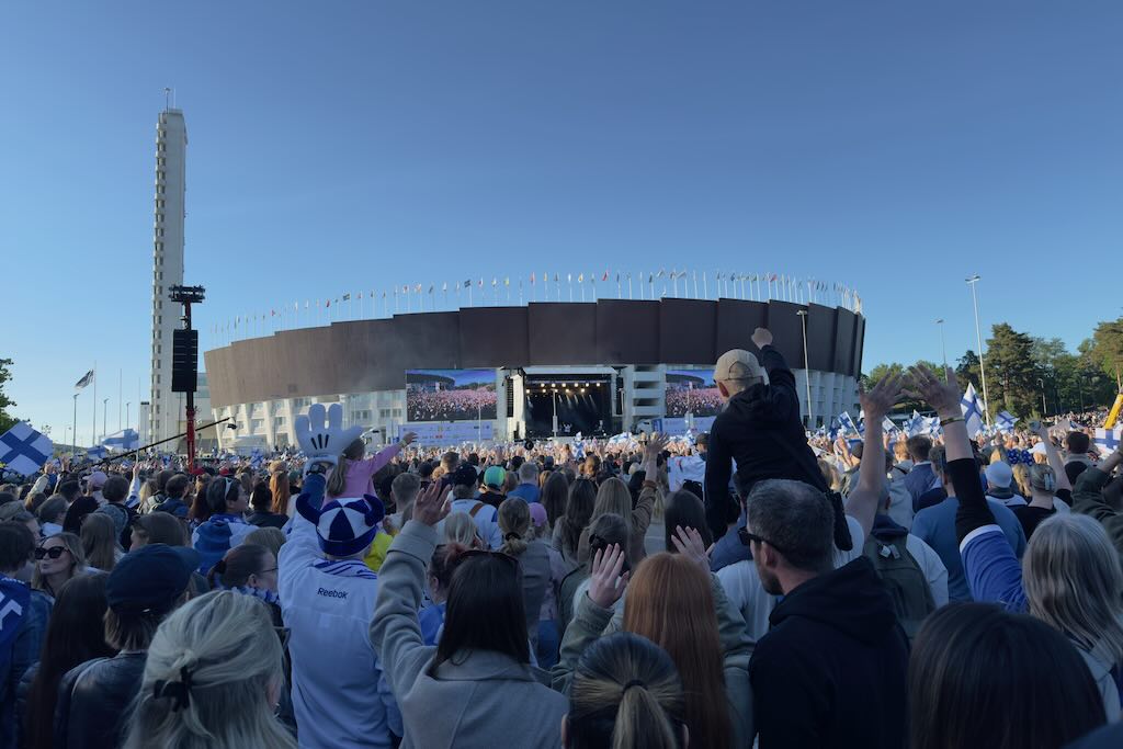 Kiekkokansaa olympiastadionin kupeessa