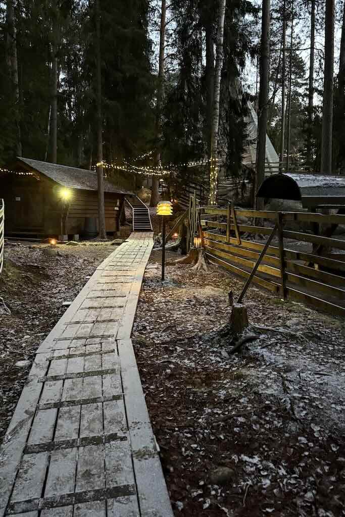 Jalankulkuväylä Espoon Nuuksion Poropuistossa