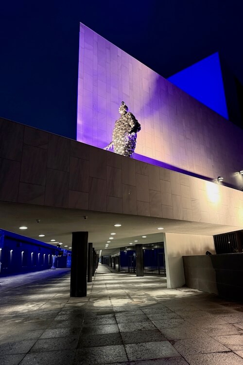 Finlandia talo, patsas ja kahvila