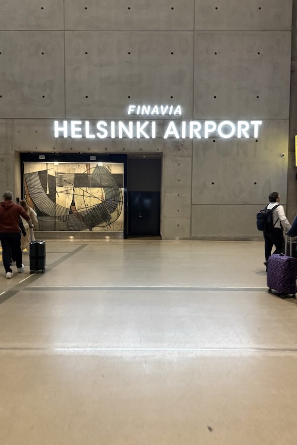 Helsinki-Vantaan lentokentän sisäänkäynti juna-asemalta päin