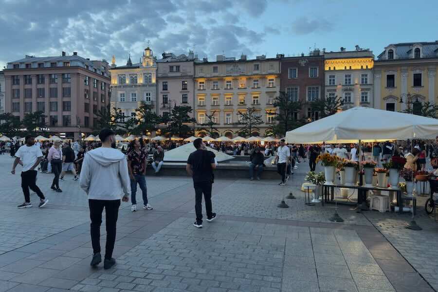 Torvensoitto Krakovan torilla pysäytti ihmiset