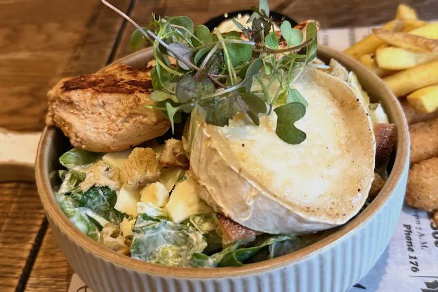 Salaatti kanalla ja vuohenjuustolla ravintola Manalassa